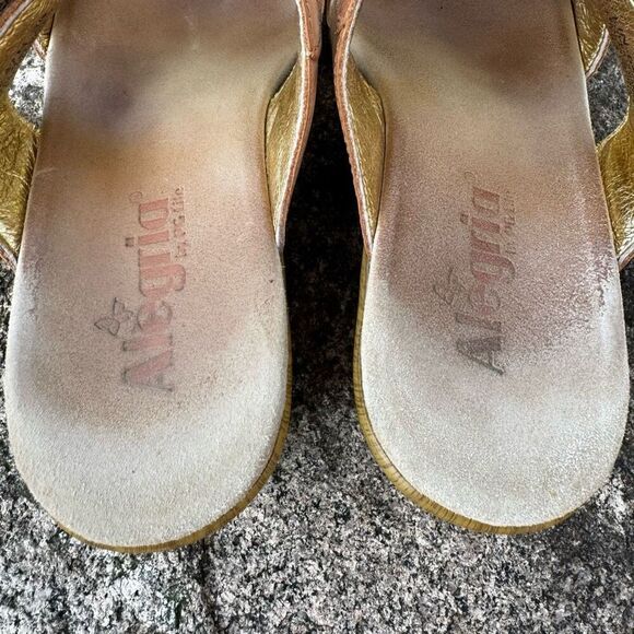 Algeria Embroidered Flowers Boho Style Wedge Sandals - Picture 11 of 11